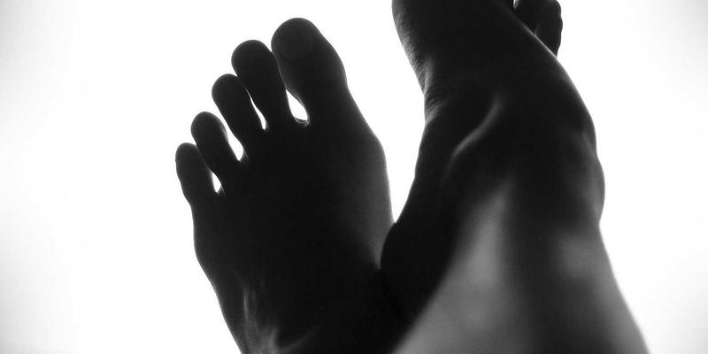 从零开始征服自由力量区：卡纳里体育带你掌握杠铃、哑铃与壶铃的安全入门法则