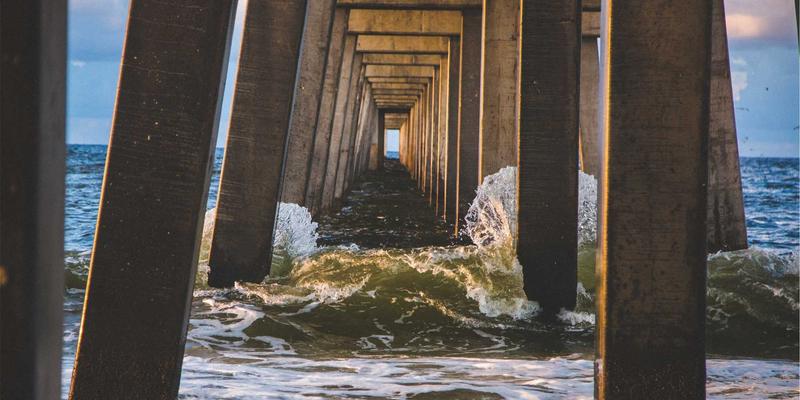 体育用品选购指南：乒乓球底板木材与碳纤维结构解析，匹配弧圈快攻与防守型打法