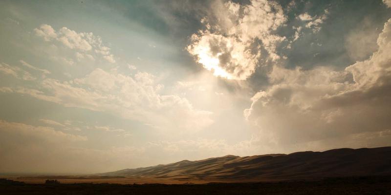 卡纳里体育专业解析：如何用瑜伽砖、伸展带和波速球提升练习效果与安全性